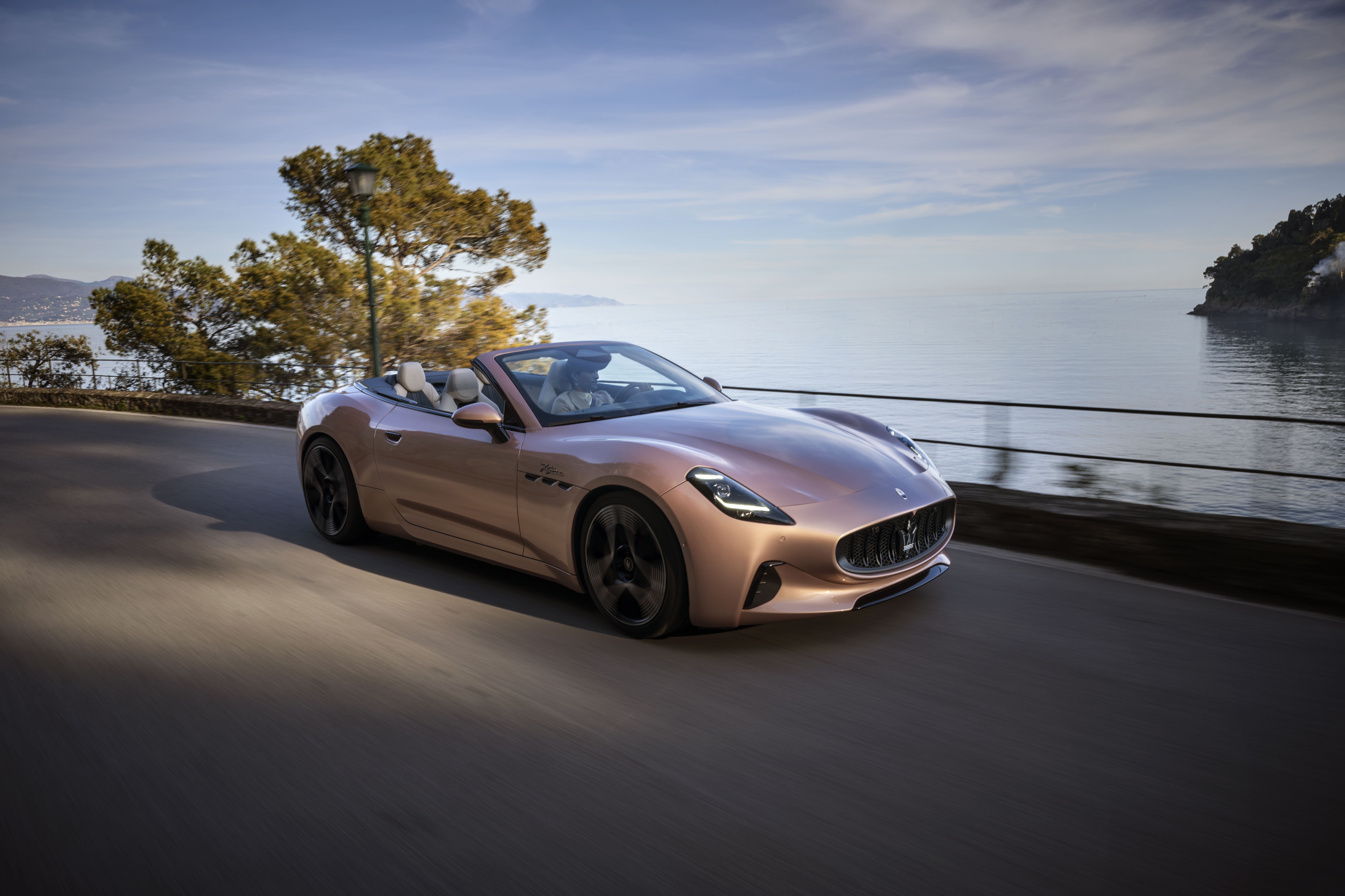 【新聞圖片1】Maserati GranCabrio Folgore 揭開義式敞篷駕馭新篇章 純電雙門 GT 敞篷轎跑首度亮相